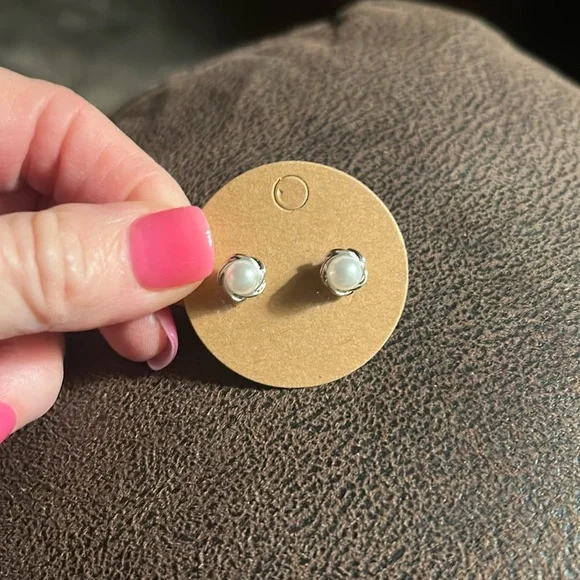 💕5/$15 Set of 4 Faux Pearl Studs, NEW - Picture 9 of 9